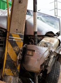 Equatorial registra 2.400 acidentes com postes em Alagoas e pede atenção aos motoristas
