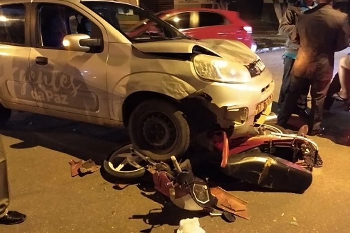 Irmãos ficam feridos após avançar sinal e colidir de frente com carros em Arapiraca
