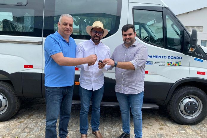 Alfredo Gaspar entrega emendas de R$ 557 mil na forma de duas vans para Instituto em Pão de Açúcar e Cooperativa Rural de Matriz de Camaragibe
