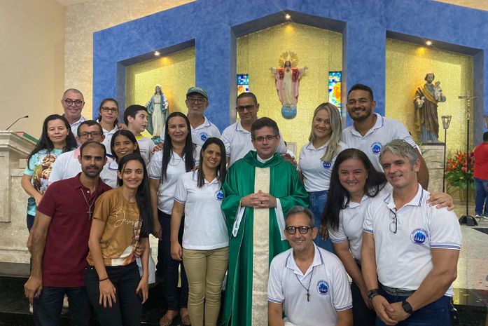 Padre José Neto com integrantes da Pastoral da Família