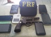Sete celulares e um revólver 38 foram apreendidos com os criminosos