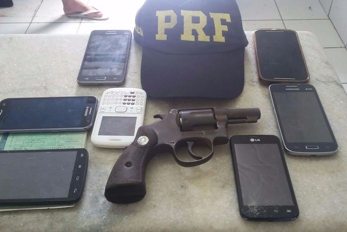 Sete celulares e um revólver 38 foram apreendidos com os criminosos