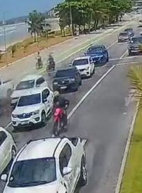 Condutor de caminhonete que provocou engavetamento na orla de Jaraguá é preso por embriaguez ao volante e lesão corporal  