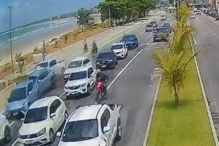 Condutor de caminhonete que provocou engavetamento na orla de Jaraguá é preso por embriaguez ao volante e lesão corporal