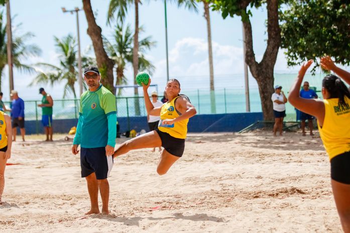 Governo de Alagoas apoia fase de treinamentos de seleções de handebol de praia em Maceió