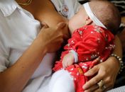 Campanha Agosto dourado: mães com covid-19 devem continuar amamentando
