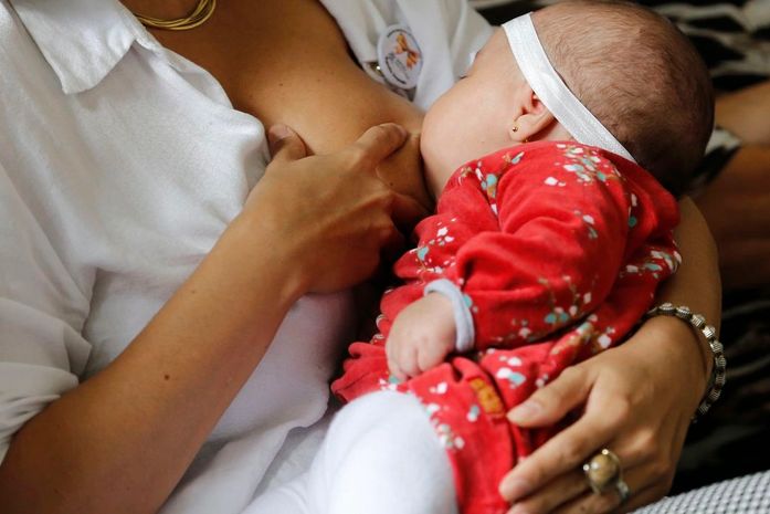 Campanha Agosto dourado: mães com covid-19 devem continuar amamentando