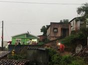 Saúde e órgãos de salvamento retiram família de imóvel que desabou em Palmeira
