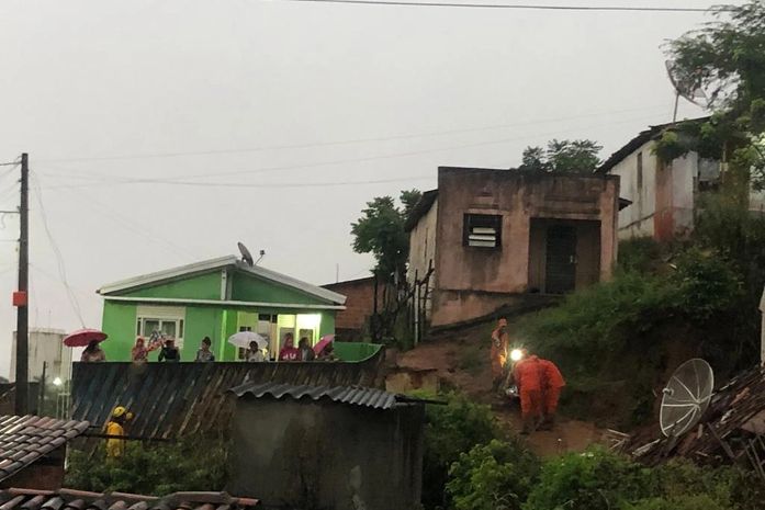 Saúde e órgãos de salvamento retiram família de imóvel que desabou em Palmeira