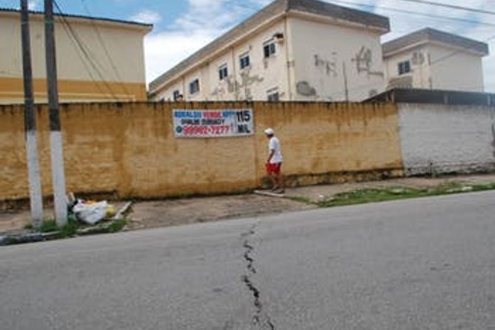 Rachaduras nas ruas do Pinheiro