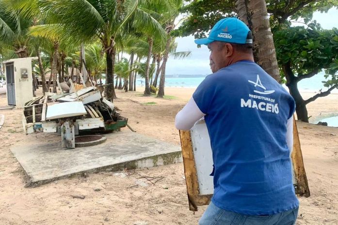 Operação Praia Limpa recolhe jangadas abandonadas e 80 toneladas de entulhos na orla