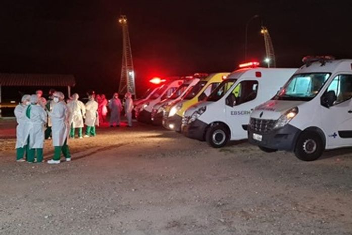 Equipes de médicos e do Samu aguardam a chegada dos pacientes do Amazonas.