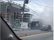 Incêndio em caminhão baú deixa trânsito lento na Gustavo Paiva; veja vídeo