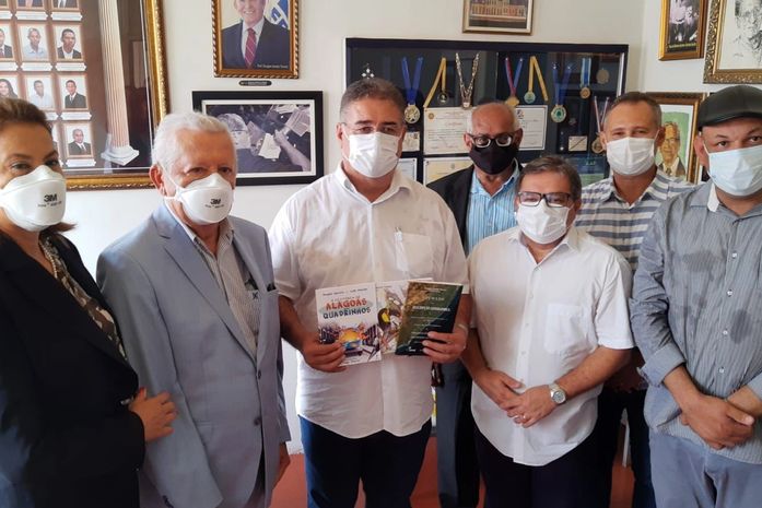 São Miguel dos Campos sedia lançamento de livros com a presença do prefeito George Clemente