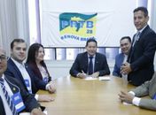 Wellington Sena em pé, num momento marcante para o início de sua cerreira política