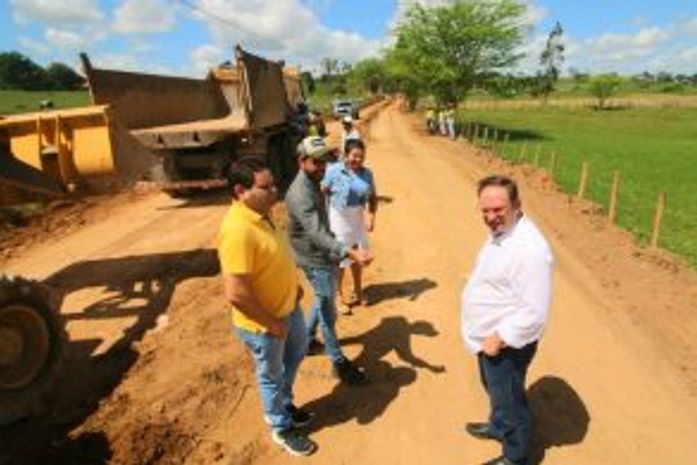 Prefeito Luciano visita obras de pavimentação da estrada canafístula ao cangandu