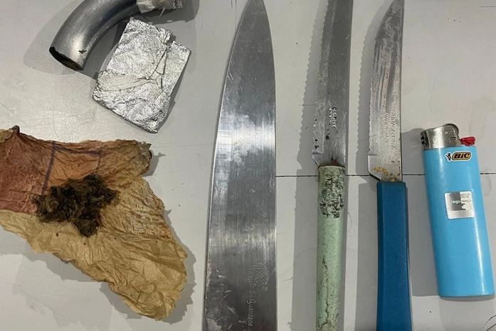 Facas, lâmina de facão e drogas são apreendidas nos fundos de escola em Maceió