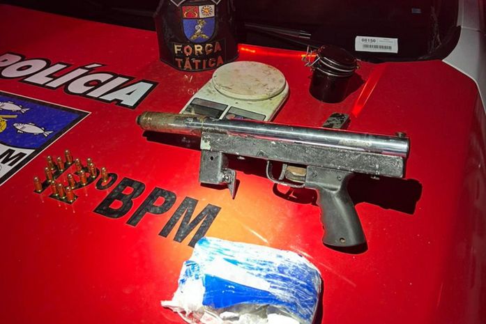 Jovem é preso com submetralhadora e drogas após denúncia na parte alta de Maceió