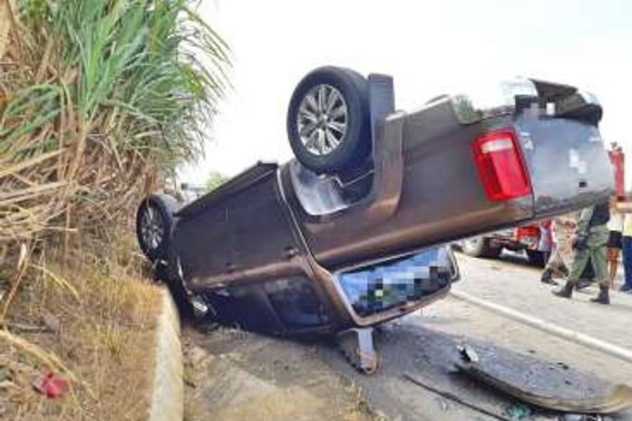 Carro de motorista alagoano colidiu com outro veículo, capotou e o deixou preso às ferragens.