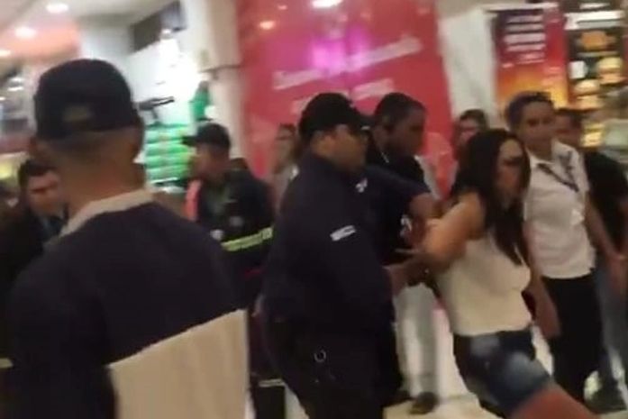 Mulher trans foi retirada à força da praça de alimentação do shopping enquanto protestava após ter sido impedida de usar banheiro