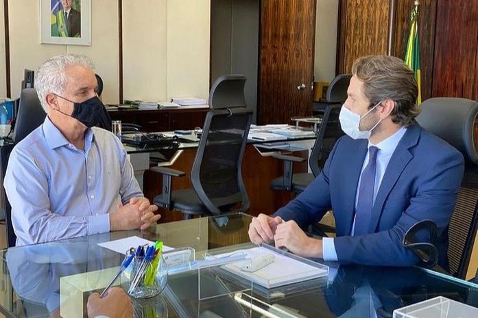 O deputado Pedro Vilela (PSDB) com o secretário executivo do Ministério da Agricultura, Marcos Montes.