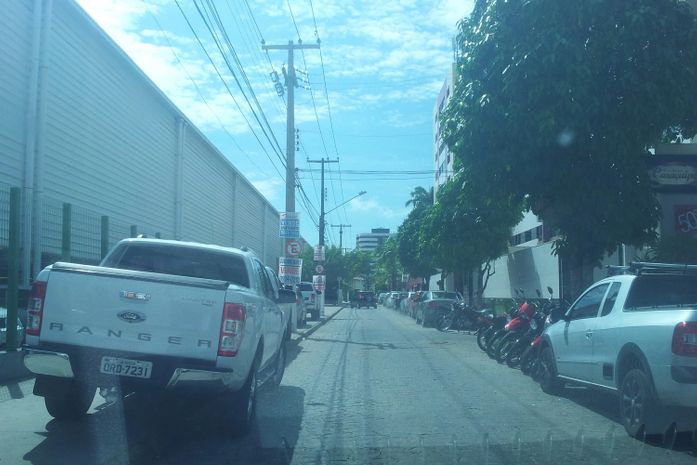 Rua Professora Edith Brandão Nogueira, no Stella Maris, em Jatiúca, período vespertino.