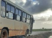 Condutor do veículo engatou a ré e, sem perceber, atropelou a vítima que tentava atravessar a via.