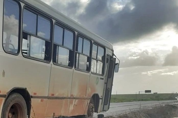 Condutor do veículo engatou a ré e, sem perceber, atropelou a vítima que tentava atravessar a via.