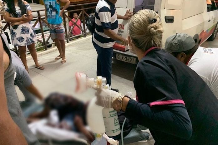 Motociclista fica ferido ao colidir veiculo com troncos de madeira em Marechal Deodoro