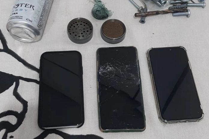Explosões de bombas: operação apreende aparelhos celulares e droga em bairros de Maceió