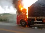 Carreta pegou fogo em trecho da BR-104, em São José da Laje