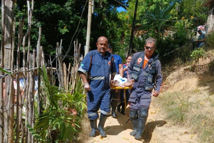 Paciente acamado em situação de risco é resgatado na Garça Torta, em Maceió