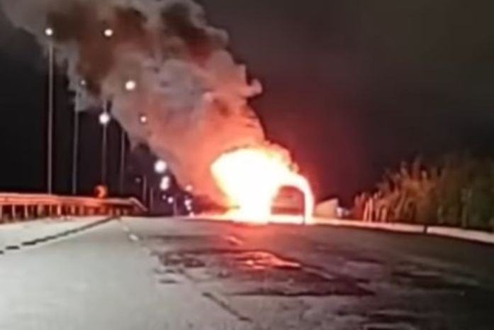 Carro pega fogo em viaduto na AL-220 em Arapiraca