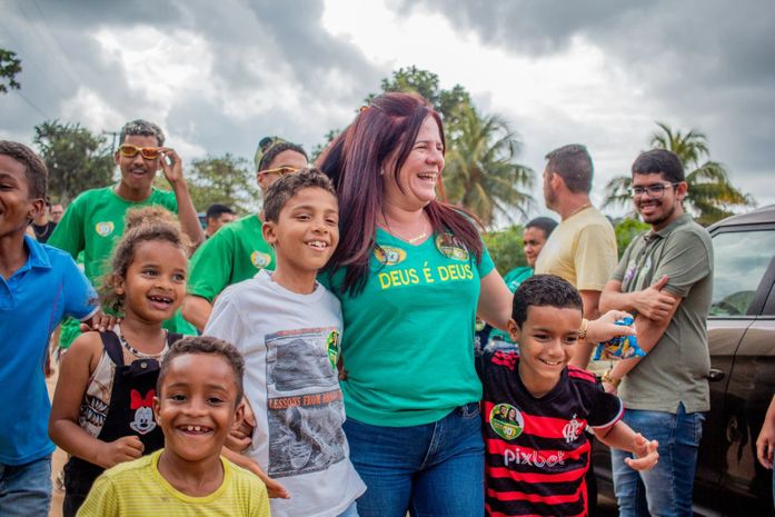 Lívia Carla intensifica campanha com visitas porta a porta e se consolida como líder na disputa eleitoral em Barra de Santo Antônio