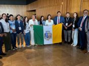 Em Brasília, prefeita Tia Júlia visita estudantes de Palmeira dos Índios que participam de encontro nacional de ciência e inovação