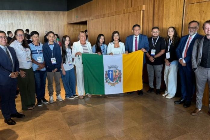 Em Brasília, prefeita Tia Júlia visita estudantes de Palmeira dos Índios que participam de encontro nacional de ciência e inovação