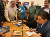 Temóteo e Marcos Vasconcelos numa noite de autógrafo