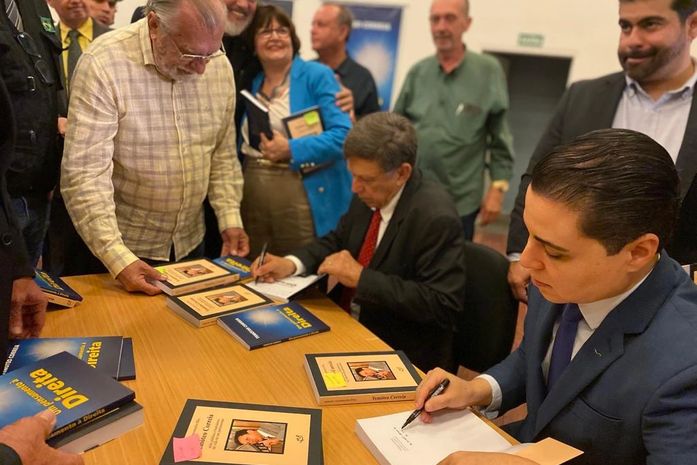 Temóteo e Marcos Vasconcelos numa noite de autógrafo