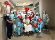 

Vídeo: com covid-19, ex-vereador é recepcionado com festa ao deixar UTI