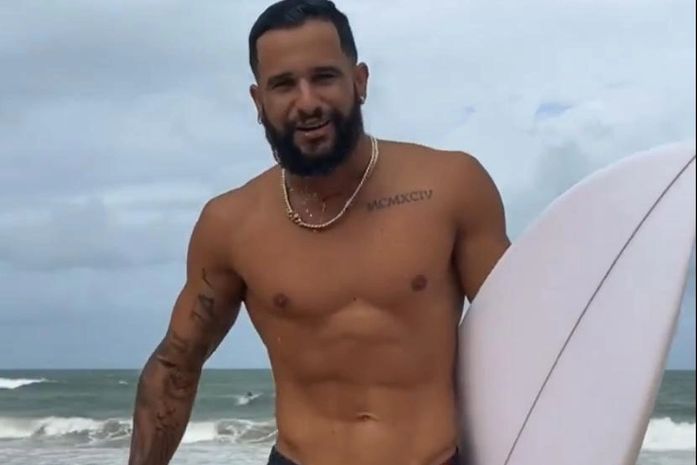 Campeão olímpico, Ítalo Ferreira surfa na praia de Cruz das Almas durante visita a Carlinhos Maia