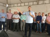Agricultores são beneficiados com máquinas e governo reforça parceria com prefeito