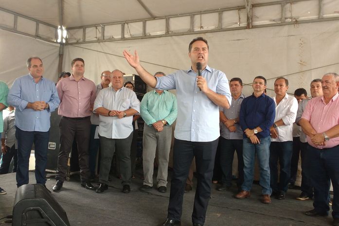 Agricultores são beneficiados com máquinas e governo reforça parceria com prefeito