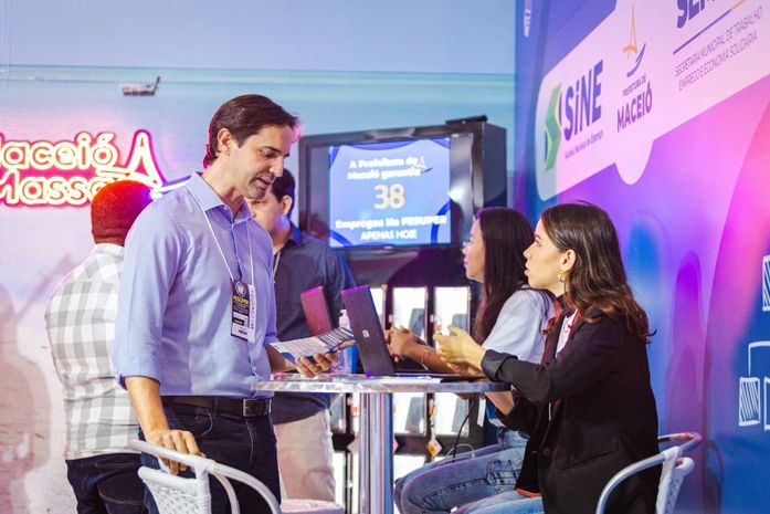 Empresários foram abordados e conheceram os serviços ofertados pelo município