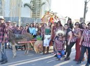 Prefeita Marina (calça branca) num dos blocos do desfile das carroças