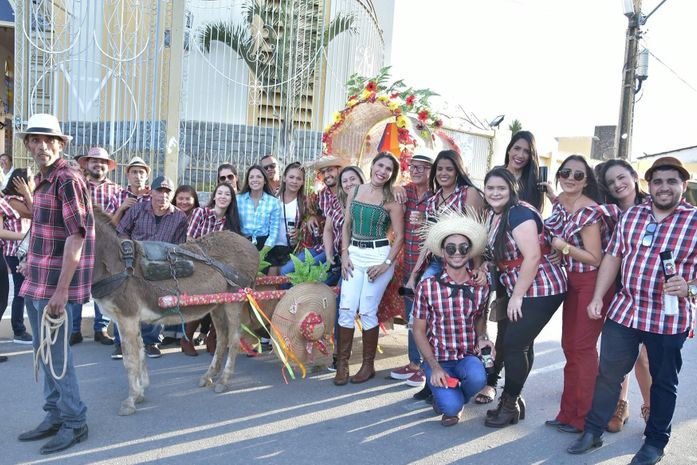 Prefeita Marina (calça branca) num dos blocos do desfile das carroças
