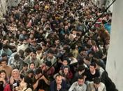Sete afegãos morrem esmagados tentando chegar ao aeroporto