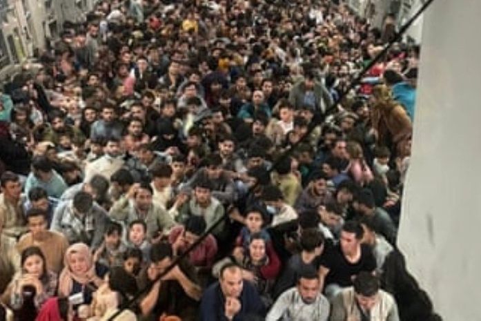 Sete afegãos morrem esmagados tentando chegar ao aeroporto