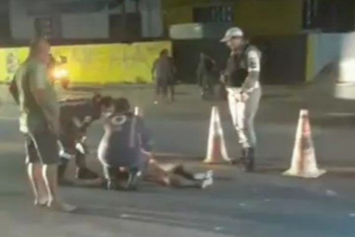 Mulher fica ferida após ser atropelada por motocicleta na Av. Menino Marcelo