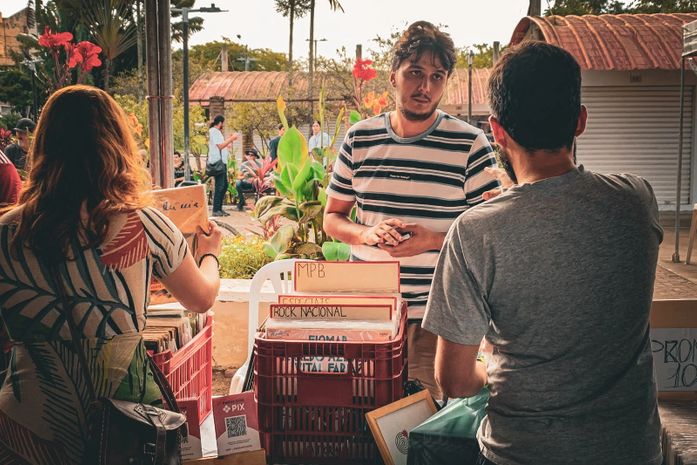 Feira de Discos de Arapiraca celebra aniversário da cidade com shows e venda de vinil na praça