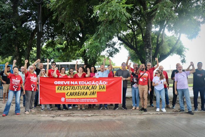 Em protesto na Ufal servidores cobram recomposição salarial e reestruturação da carreira